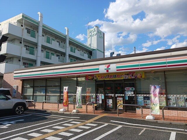 コンビニ　セブンイレブン様（コンビニ）まで300m