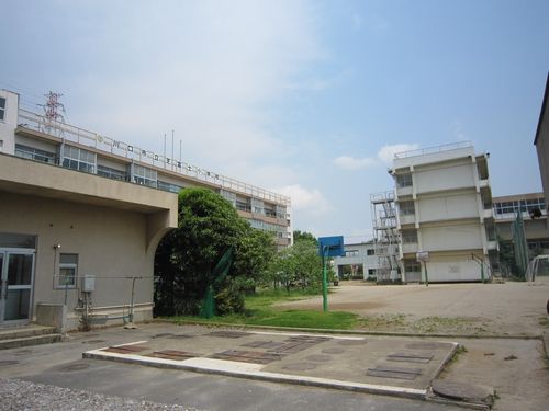 中学校　蕨市立第二中学校（中学校）まで976m
