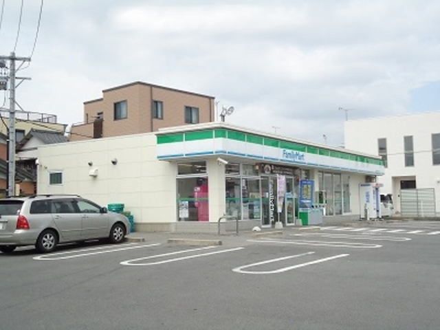 コンビニ　ファミリーマート（コンビニ）まで240m