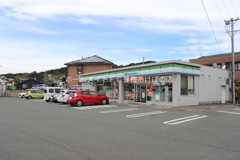 コンビニ　ファミリーマート豊川平尾店（コンビニ）まで381m