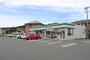 コンビニ　ファミリーマート豊川平尾店（コンビニ）まで381m