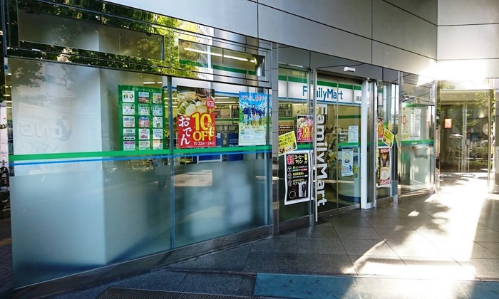 コンビニ　ファミリーマート　護国寺駅前店（コンビニ）まで350m