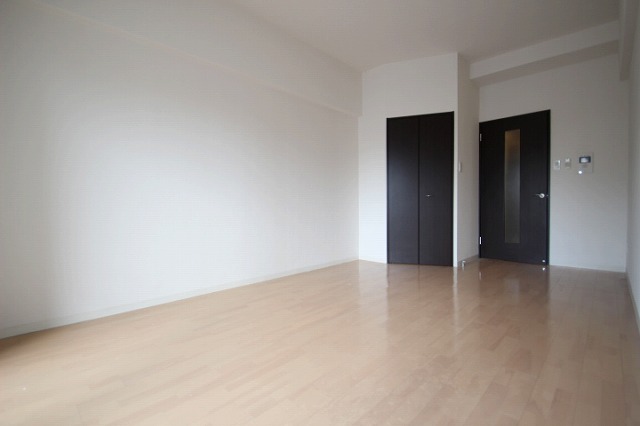 居室・リビング　同物件、別号室のものです。