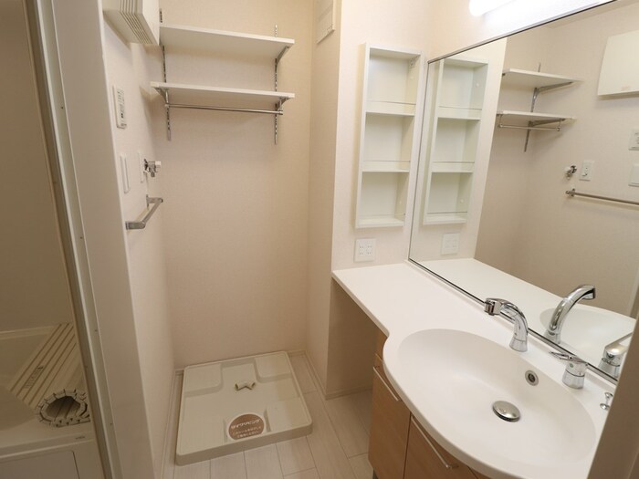 洗面設備　ゆったりとスペースのある洗面所