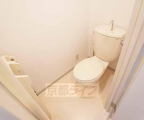 トイレ　落ち着けるトイレの幅があります。