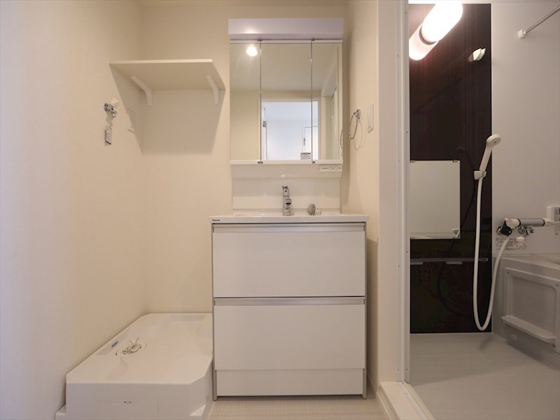 洗面設備　脱衣所　独立洗面台（シャンプードレッサー付）収納スペース有