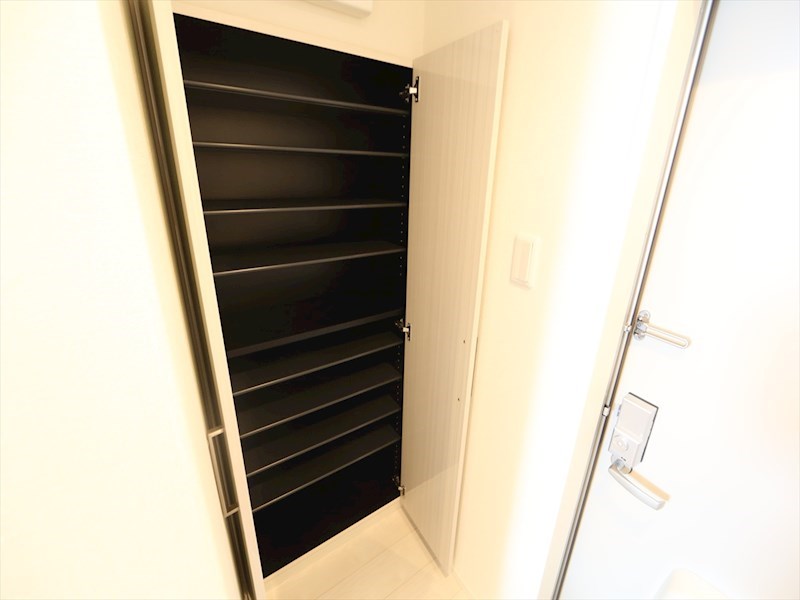 玄関　玄関　シューズボックス付（収納充実してます）