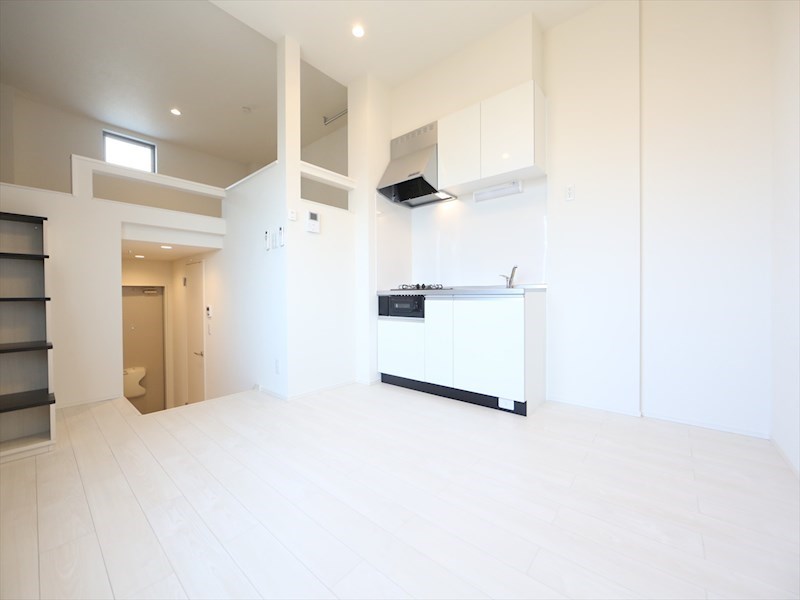 居室・リビング　ＬＤＫ8.4帖　洋室3.7帖　ロフト5.7帖　エアコン2台付