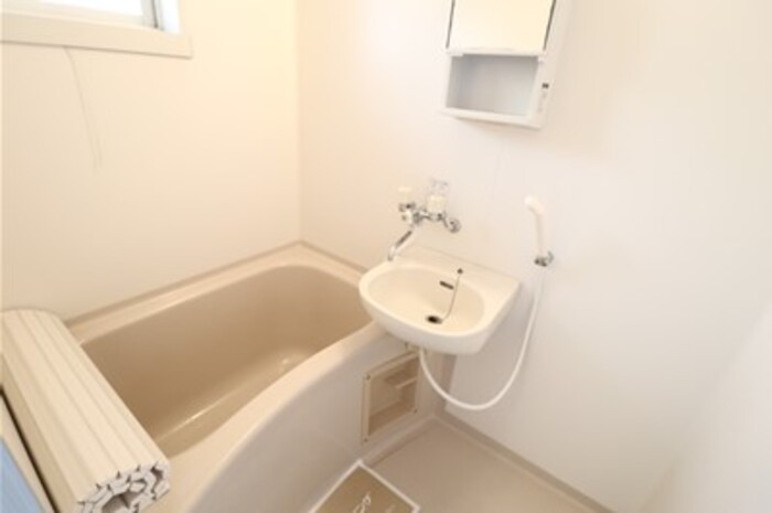 バス・シャワールーム　コンパクトで使いやすいお風呂です