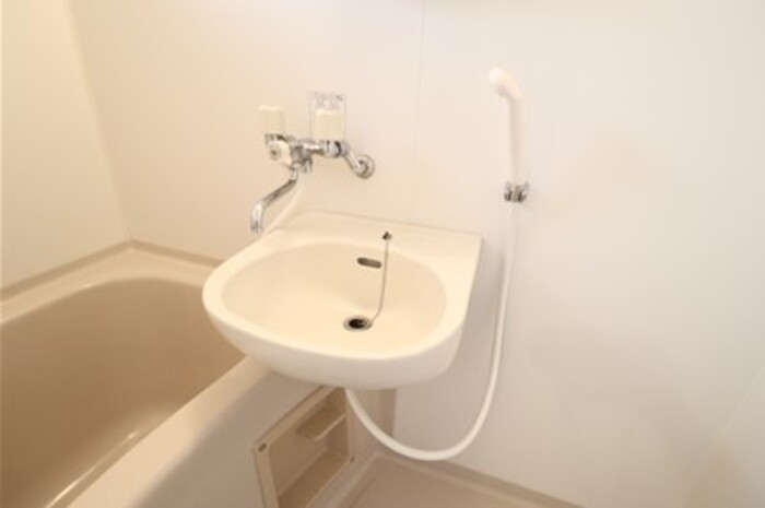 洗面設備　明るい洗面所です