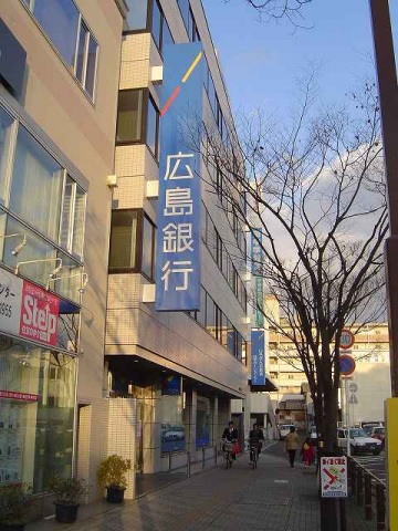 コンビニ　セブンイレブン（コンビニ）まで240m