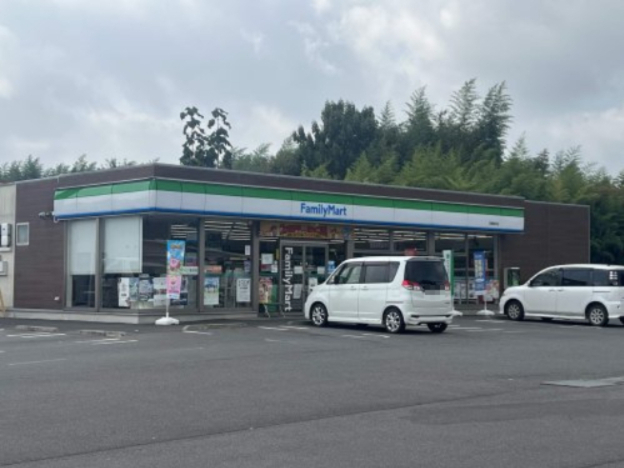 コンビニ　ファミリーマート　笠間東平店（コンビニ）まで706m