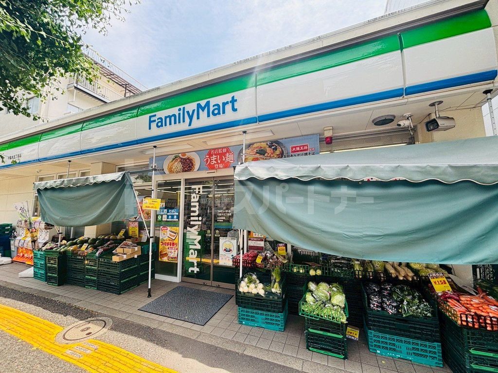 コンビニ　ファミリーマート千駄木五丁目店（コンビニ）まで40m