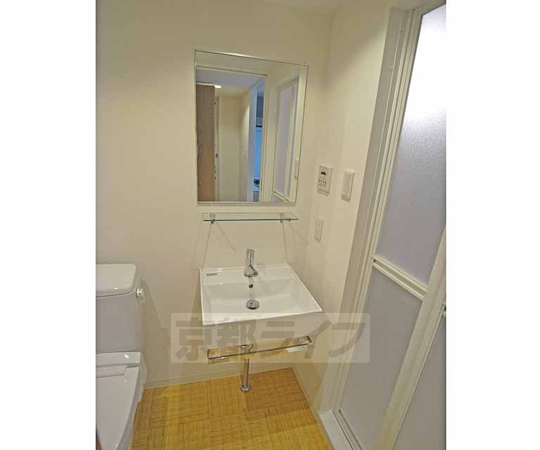 洗面設備　独立洗面台付き。