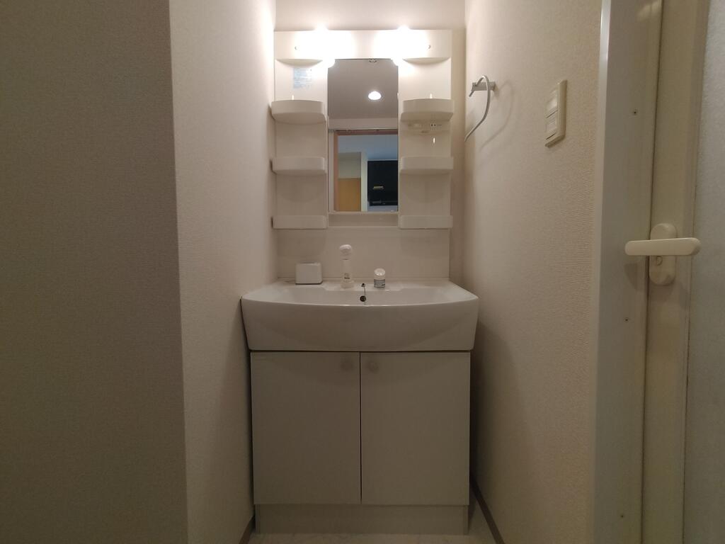 洗面設備　※同建物の別のお部屋の写真です。