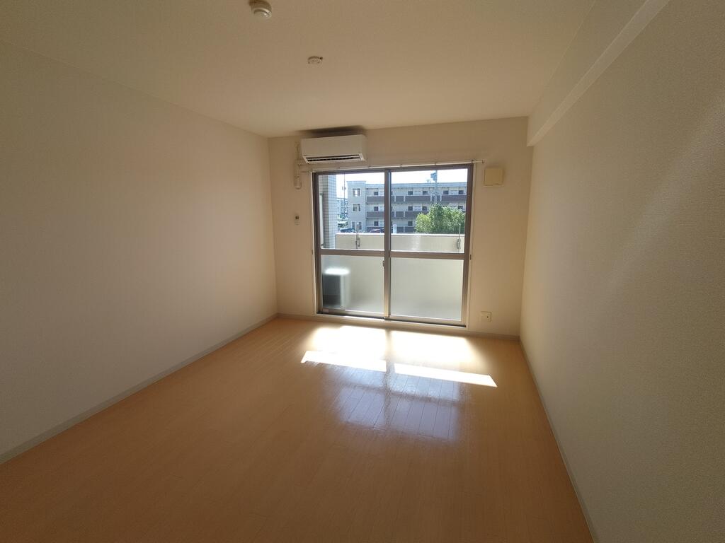 居室・リビング　※同建物の別のお部屋の写真です。