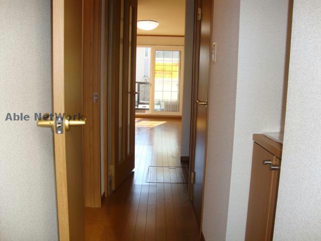 玄関　※同物件別部屋の写真となります。