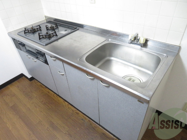 キッチン　キッチンには３口コンロが付いており、幅も広めです。