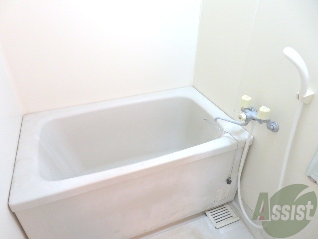 バス・シャワールーム　シンプルなお風呂です。ゆったりとお入りください。