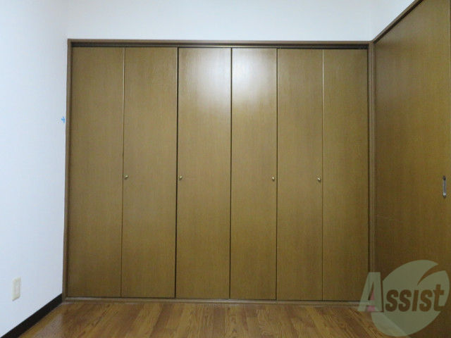 収納　先程の洋室にはかなり大きなクローゼットもあります。