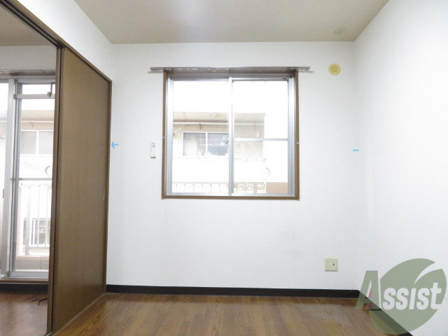 その他部屋・スペース　隣の洋室も広めで、こちらも陽がよく入ってきます。