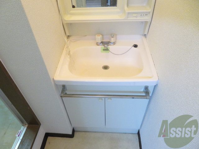 洗面設備　洗面はこちらをお使いください。小物置も付いています。