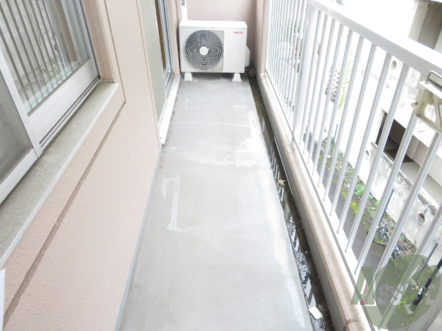 バルコニー　幅が広いので、のびのびと作業することが出来そうですね。