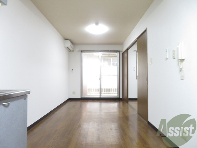 居室・リビング　かなり広めなリビングです。晴れると陽射しがよく入りますよ。