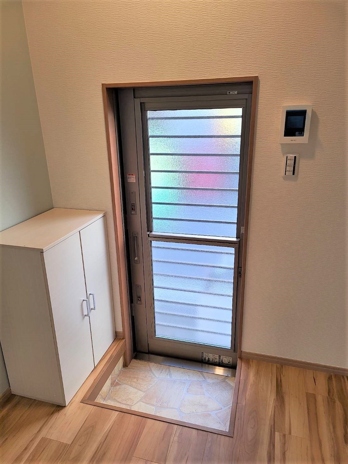 玄関　上げ下げ窓のついたダブルロックの玄関