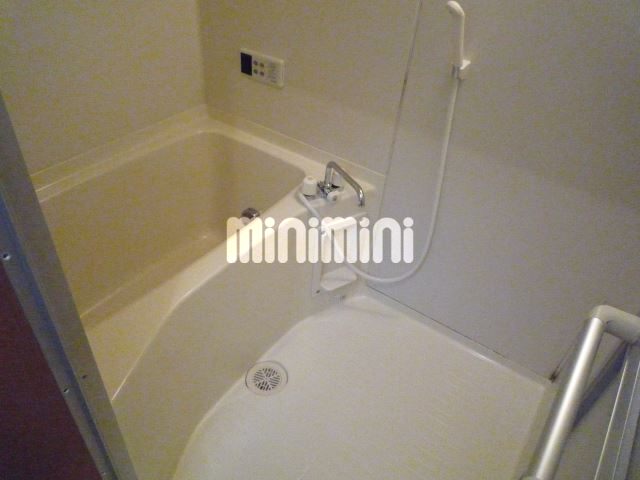 バス・シャワールーム　お風呂は追い焚き付き。いつもポカポカです