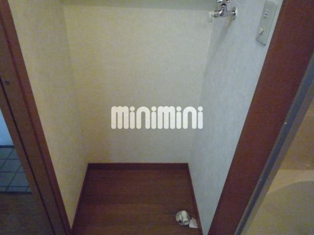 その他設備　洗濯機置き場。棚も付いて便利