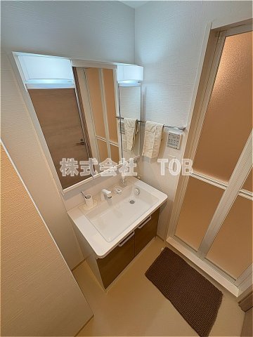 洗面設備　3面鏡シャンプードレッサー