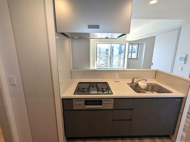 キッチン　グリル付きガス3口システムカウンターキッチン、瀟洒でお手入れ
