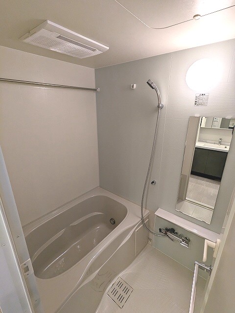 バス・シャワールーム　追焚オートバス、浴室換気乾燥機、ワイドシャワーヘッド