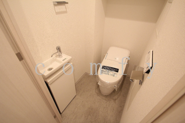 トイレ　タンクレストイレ・洗面台付き