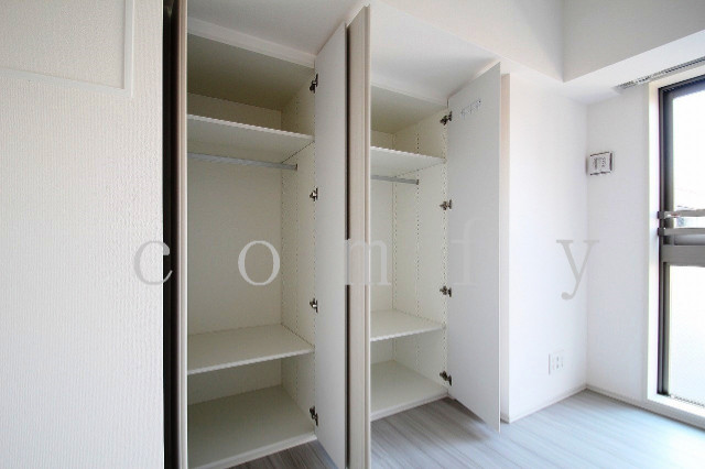 収納　２つ並んだクローゼット