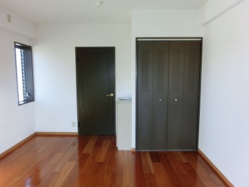 居室・リビング　洋室約６.５畳　※前回募集時／２０２３年１２月の写真