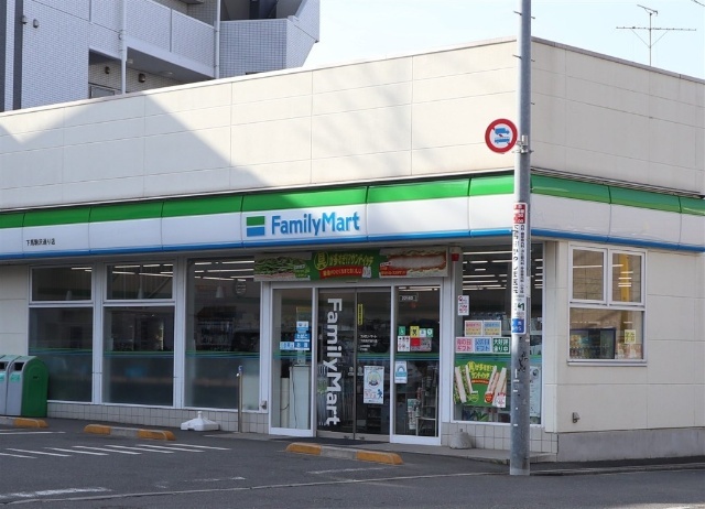 コンビニ　ファミリーマート下馬駒沢通り店（コンビニ）まで123m
