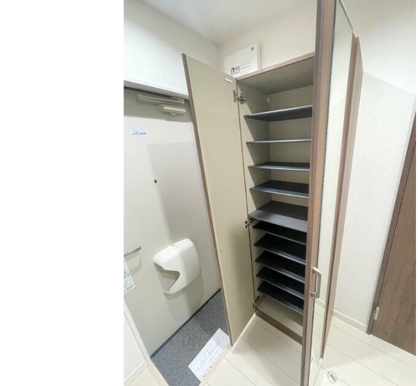 玄関　【築浅！！キレイで明るいお部屋です！！】