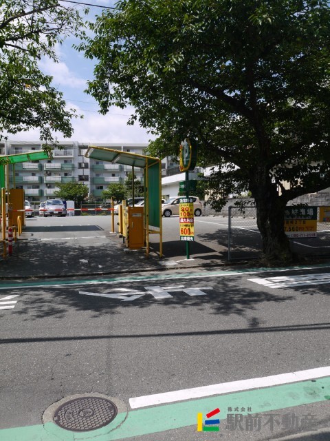 駐車場　手前の月極駐車場