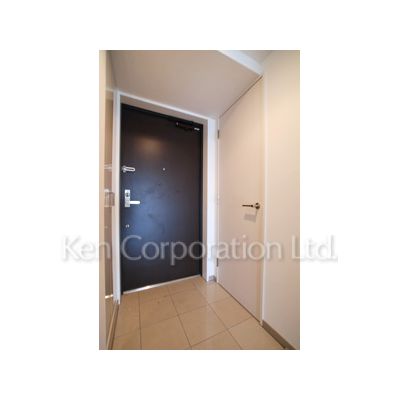 玄関　同タイプ20階のお部屋を撮影。仕様が異なることがあります。