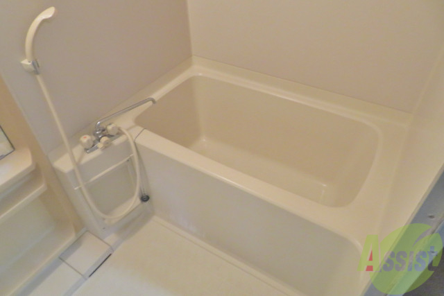 バス・シャワールーム　浴槽はかなり大きく疲れをとるのに最適。ゆっくり浸かりましょう