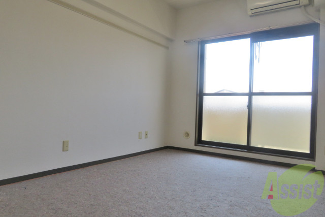 居室・リビング　帖もある広々とした洋室です。陽当たり良好にて過ごしやすい