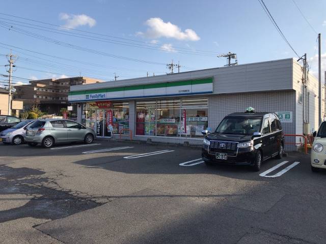 コンビニ　ファミリーマート（コンビニ）まで788m