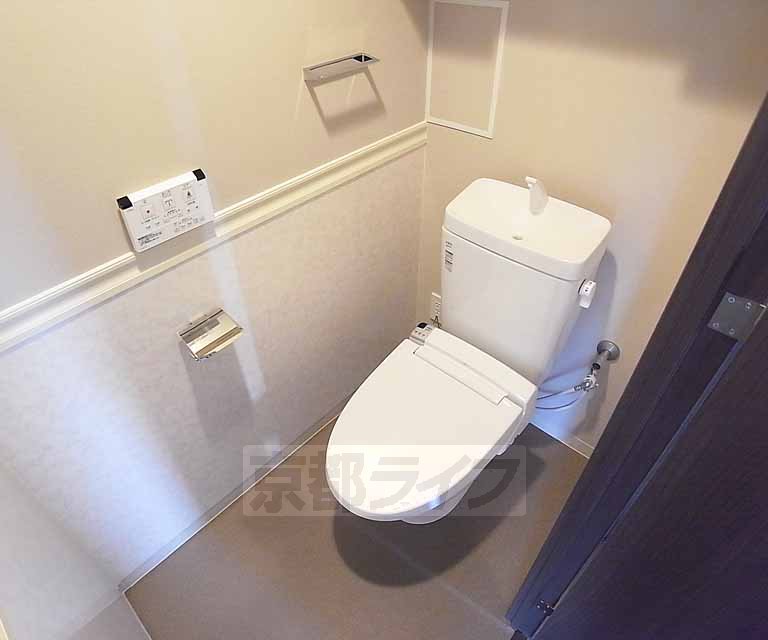 トイレ　ウォシュレット機能付です