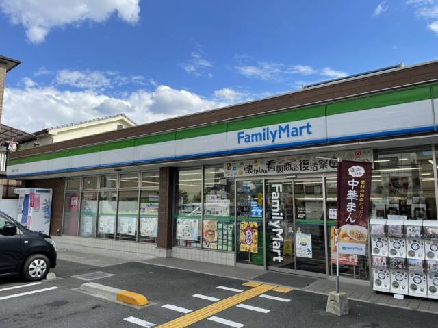 コンビニ　ファミリーマート（コンビニ）まで601m