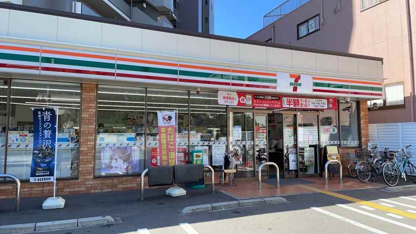 コンビニ　セブンイレブン（コンビニ）まで504m