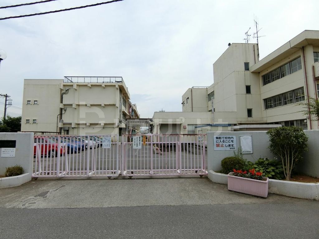 小学校　越谷市立川柳小学校（小学校）まで910m