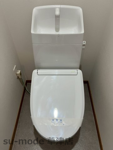 トイレ　落ち着いた色調のトイレです