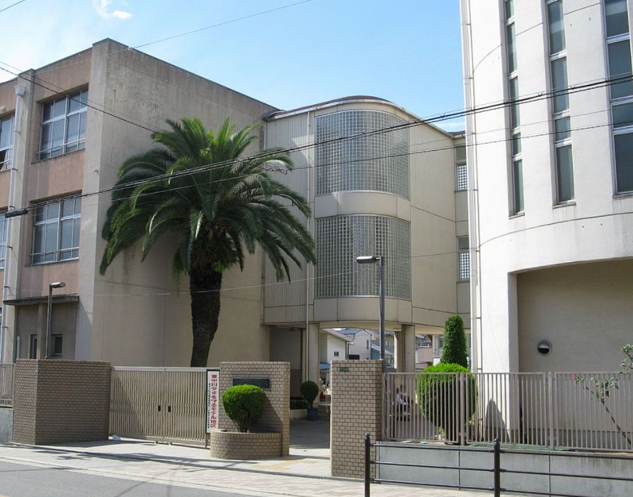 中学校　東生野中学校（中学校）まで596m